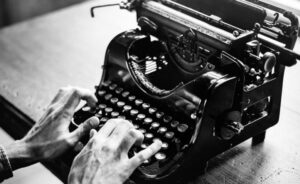 Máquina de escribir antigua en blanco y negro